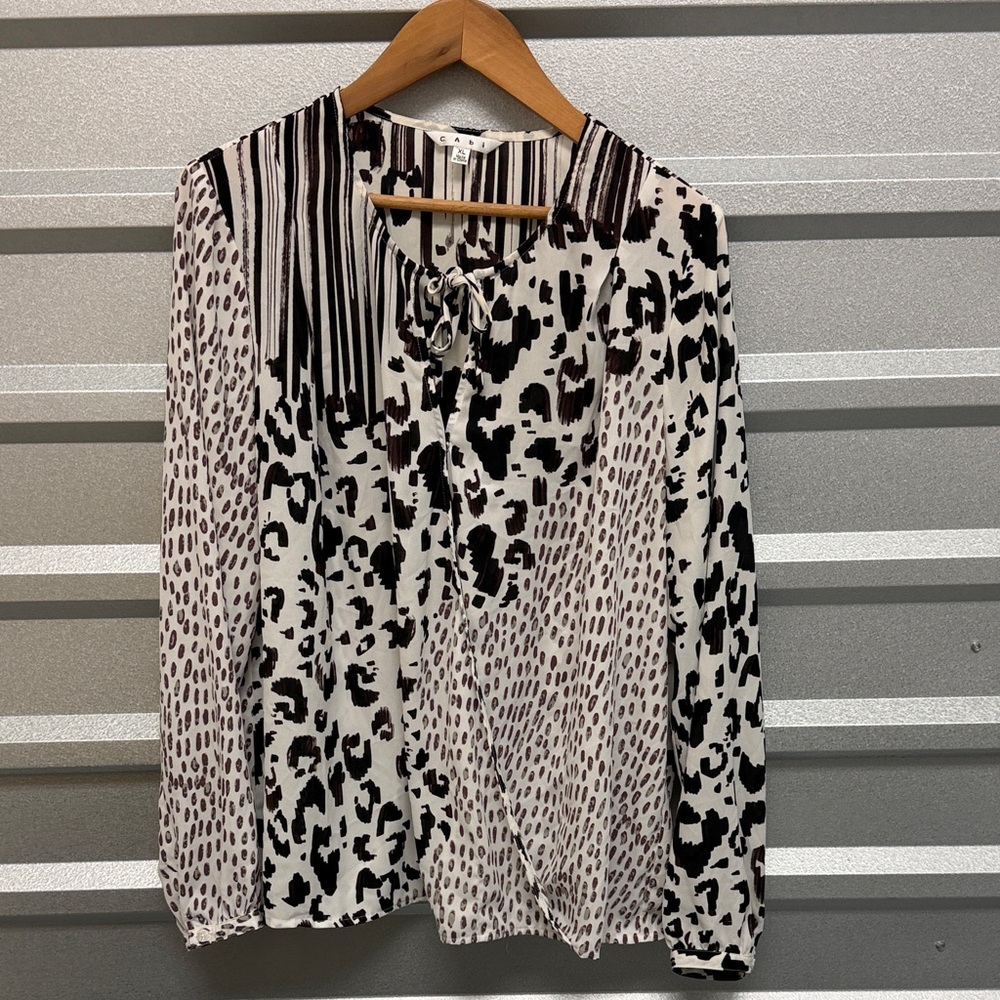Cabi Womens Animal Print Faux Wrap Feminine Blouse Size XL‎ Unique Office Casual